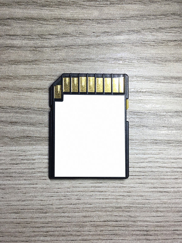 Micro SD卡，空白标签的记忆卡放在木桌上